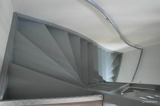 Trap herstellen en schilderen in twee kleuren