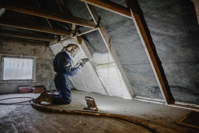 Het aanbrengen van Icynene H2foam Lite ( dakisolatie)