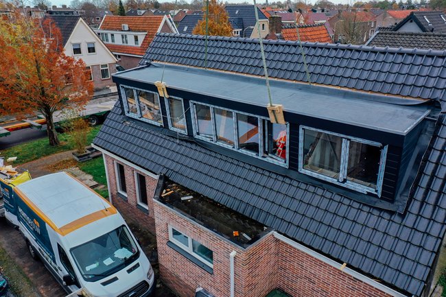 Mooie grote dakkapel in een keer op de woning gezet