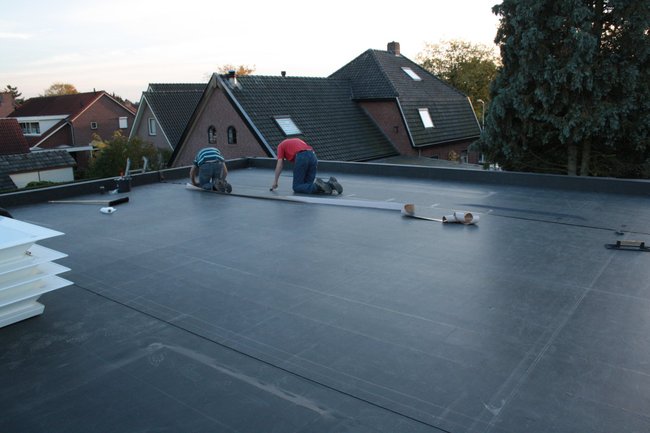 Nieuwe bedrijfshal met EPDM dakbedekking