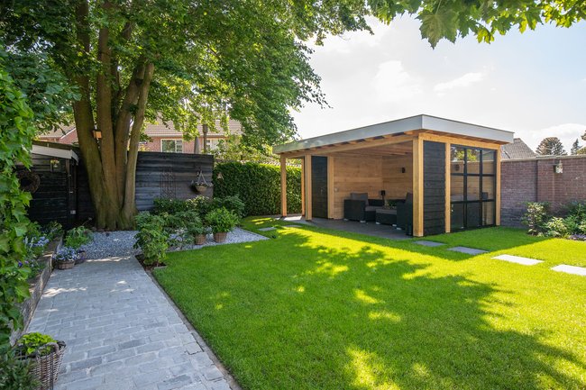 Maatwerk overkapping eiken - bestrating - graszoden leggen