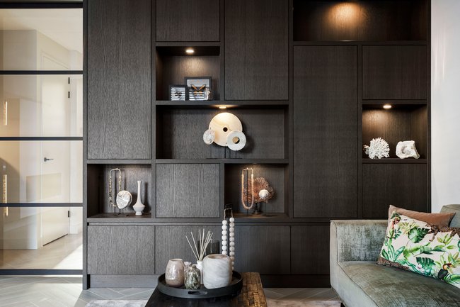 Woongedeelte met op maat gemaakte kastenwand.