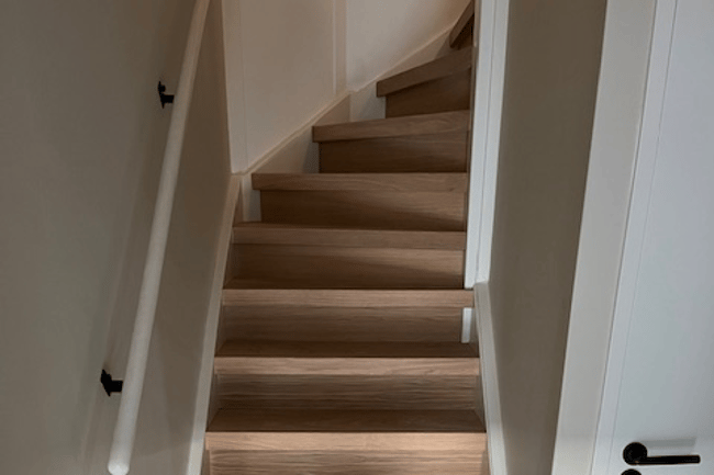 Dichte trap bekleed met Eiken Natuur hout, afw. Olie. Foto 1