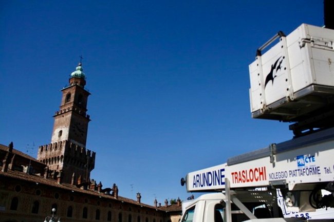 trasloco nel "salotto cittadino". 
Piazza Ducale - Vigevano