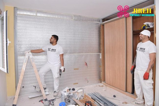 Instalación de aislante térmico acústico en pared.