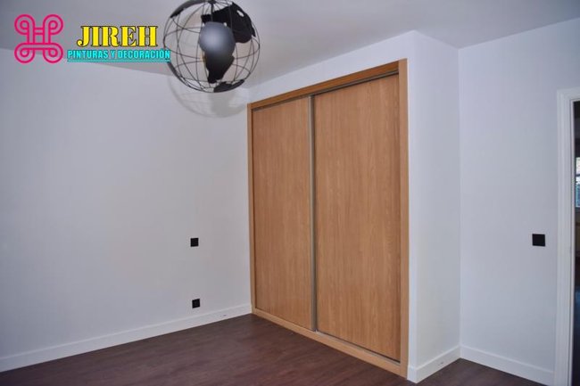 Acabado instalación de aislante térmico acústico de pared.