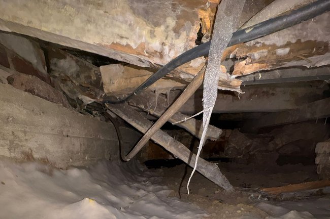 Zwam aantasting met als gevolg gebroken vloerbalk