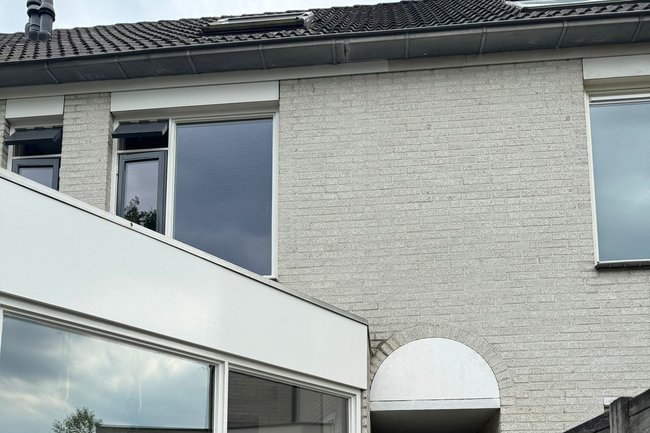 Linkerzijde van de foto.