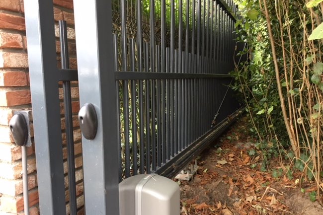 Vrijdragende poort met automatisering