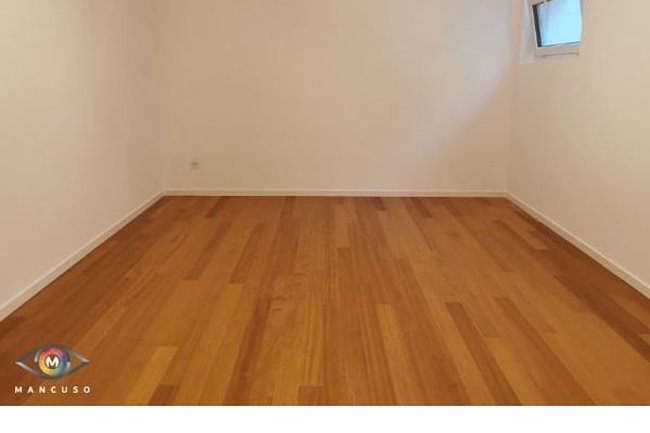 Plâtre gicler à la machine et peinture dans une cave aménagé