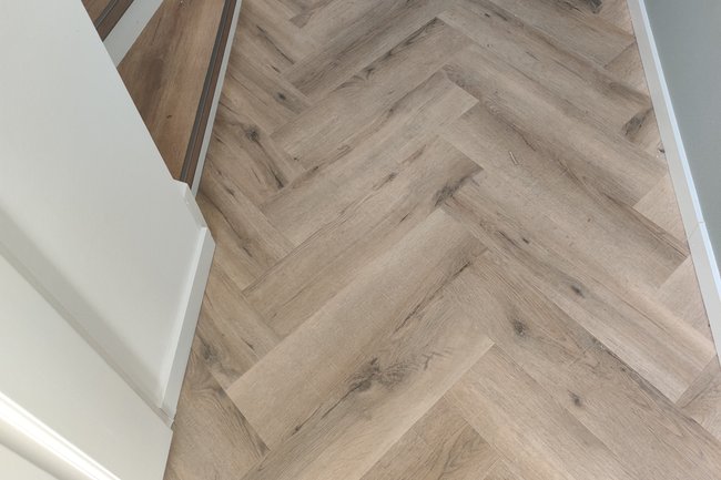 Pvc vivafloor visgraat met brede pvc stroken op trap