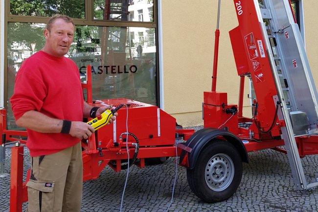 Der Jürgen beim Lift aufstellen.