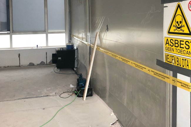 Verwijdering van asbesthoudend vloerzeil containment RK2.