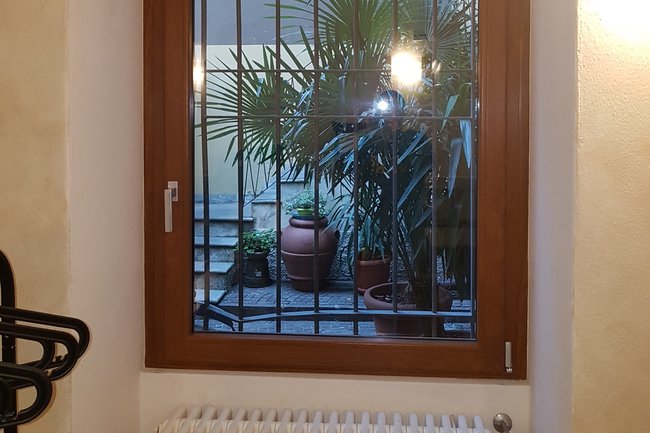 Finestra in PVC EkoPlus a 5 camere colore ciliegio