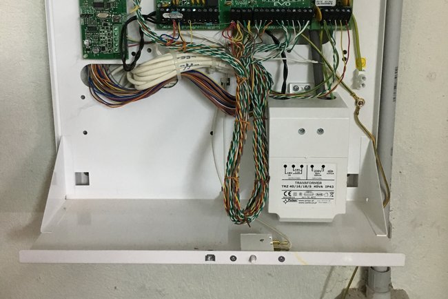Cablâge d'une centrale hybride Paradox EVO-192.