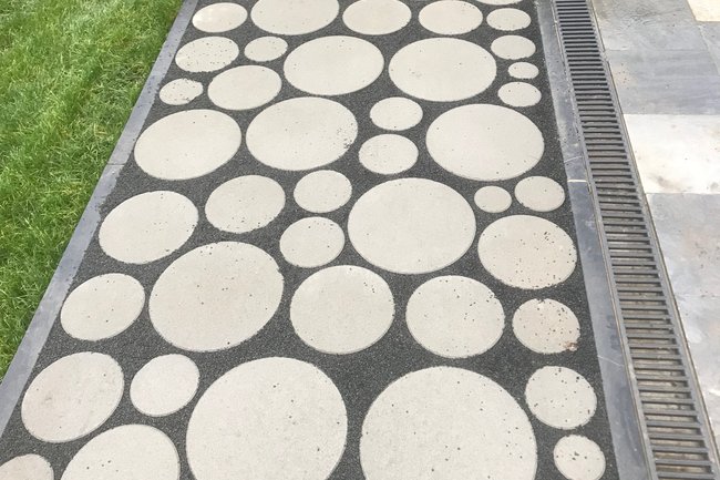 Aviena circle betontegels & zwarte split.
