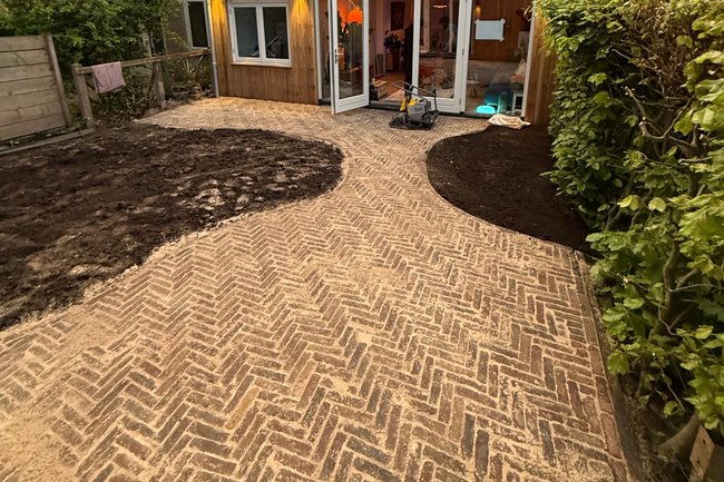 Stijlvolle tuin met uniek visgraatpatroon.