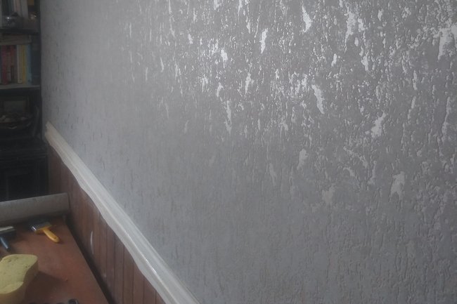 Nice grey and silver wallpaper covering in lounge.