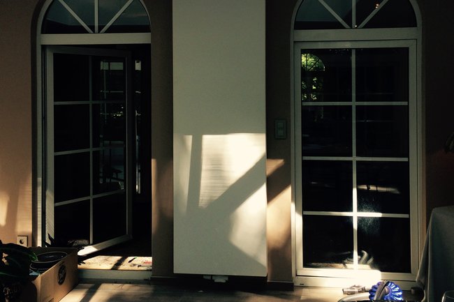 vlakke radiator extra bij gehangen in veranda