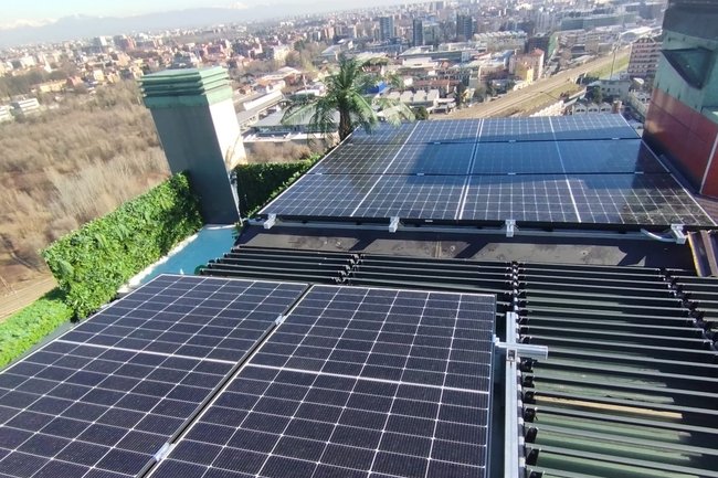 Pergole fotovoltaiche su terrazza. Milano zona Bovisa