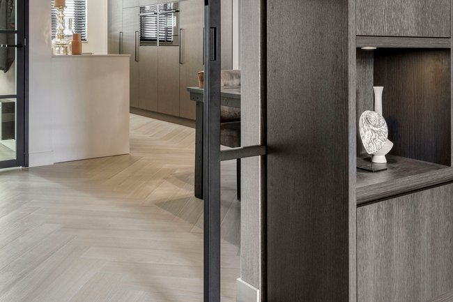 Ensuite kastenwand tussen woongedeelte en eetgedeelte