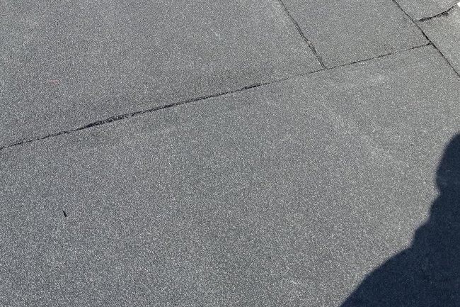 15 M2. Dak ovelaagd met minerale app dakbedekking 470k24.