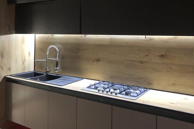 Cucina con laminato progettata e montata dal nostro team!