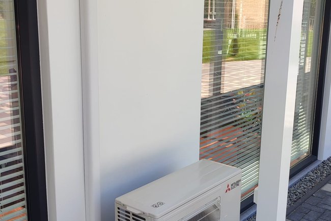 Netjes een Mitsubishi airco. Met een binnen en buiten unit.
