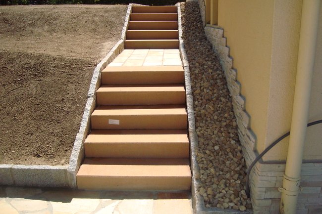 escalier, bordures naturelles, pierre de parement façade.