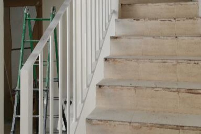 Escalera antes de forrado con madera.