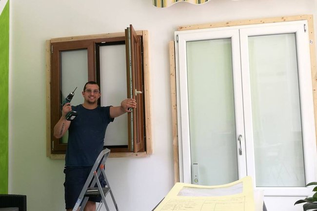 Stefano, il titolare, in showroom