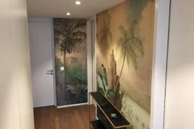 Neue Tapeten im Korridor schaffen einen frischen Blickfang.