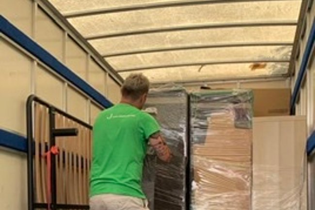 Rangement des meubles dans le camion pour le transport.