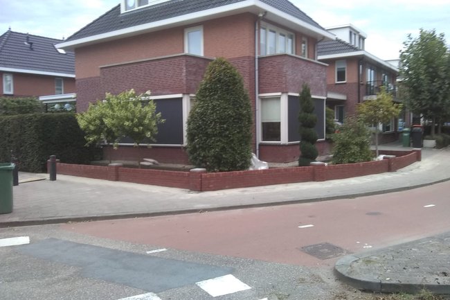 Gemetselde tuinmuur en ingevoegd
