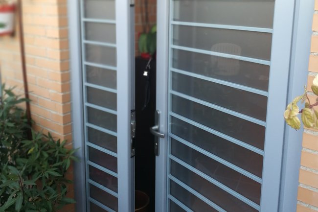 PUERTA DE ENTRADA EQUIPADA CON BARROTE ESTETICO Y SEGURIDAD