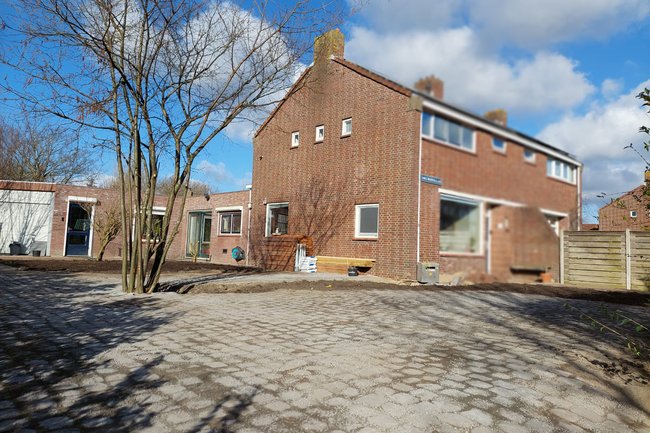 Gehele tuinrenovatie. Kasseien, klinkers en borders.