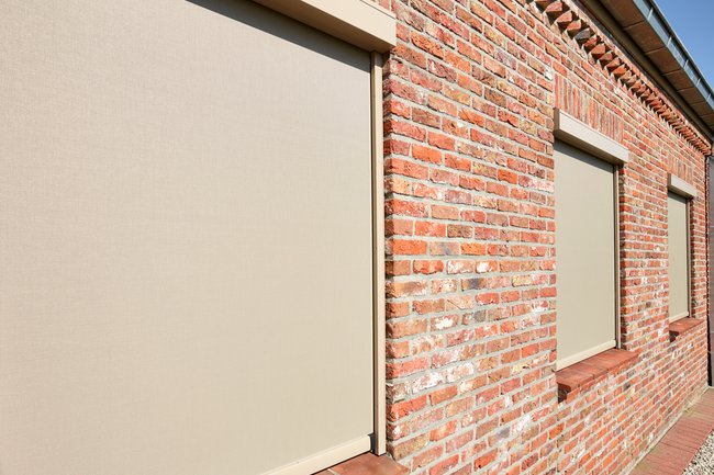 Elektrische screens over gans het huis