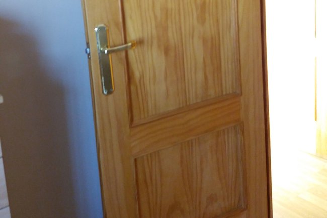 Barnizado de puertas.