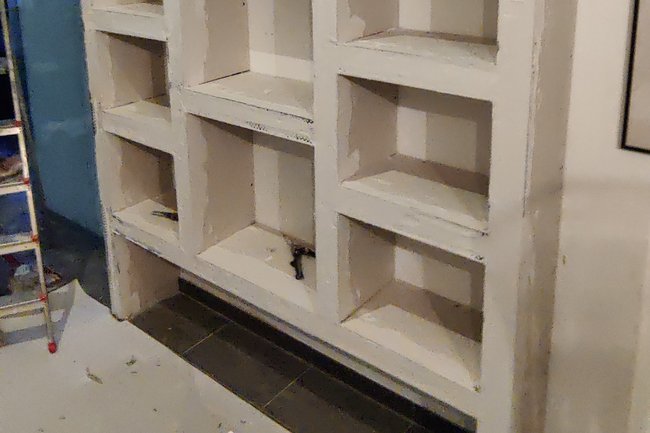 Une étagère en gyproc sur structure de métal stud.