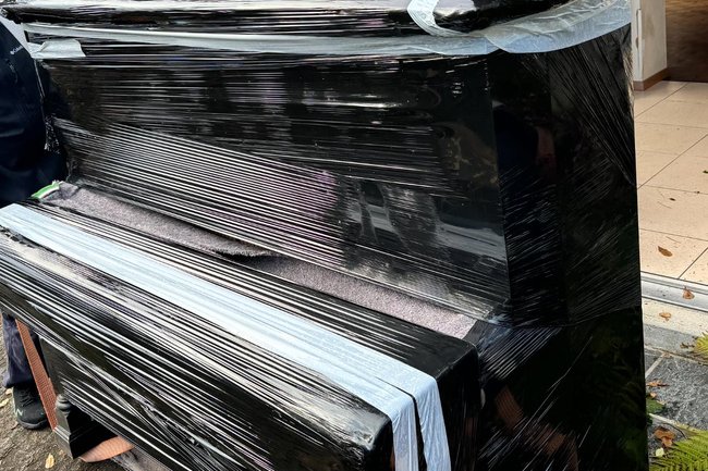 Transport sécurisé d'un piano : chaque mouvement est calculé