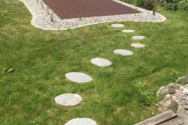Invitante terrasse en WPC bordée de son jardin minéral