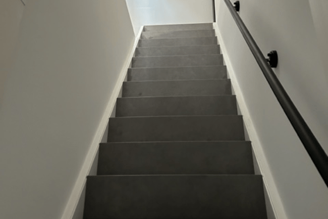 Tevens hoge zwarte MDF plinten geplaatst. Foto 2