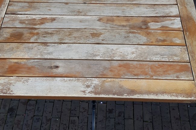 Verweerde terras tafel