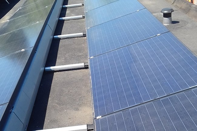 Overlagen dak terwijl er zonnepanelen op stonden