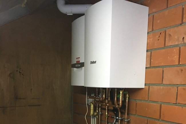 condensatiegasketel met naast hangende boiler