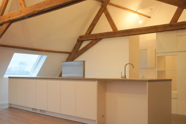 Totaalafwerking loft: plamuren, vliesbehang, schilderen, ...