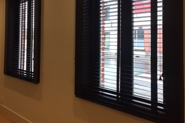 Schilderen ramen en afwerking met raamdecoratie (Luxaflex)