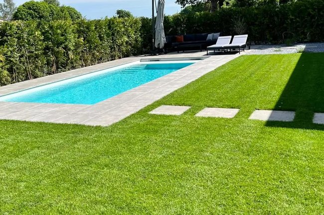 Tuin tot in de puntjes incl. zwembad.