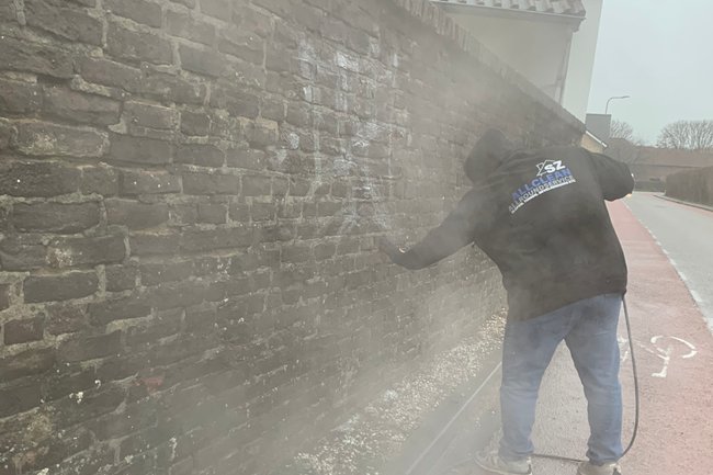 Verwijderen van graffiti door middel van hogedruk tot 150°C