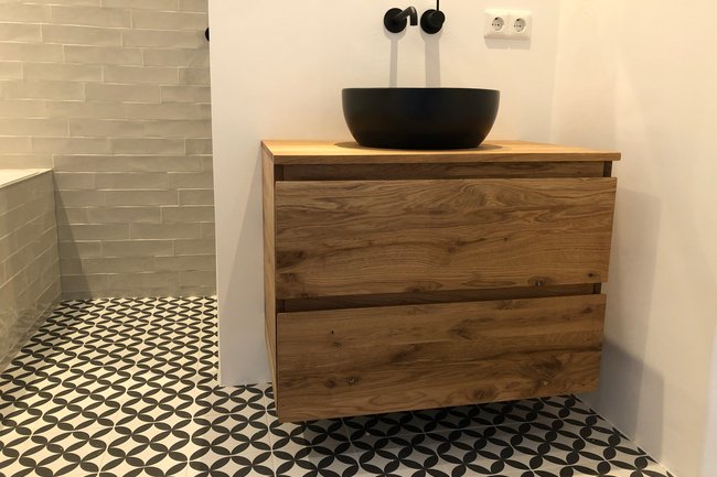 Badkamer renovatie met opmaat een massief eiken badmeubel